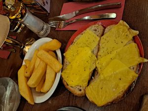 Garlic bread with cheese (look how bad it looks 🤣) it tasted alright, really garlicky, but my god, look at the state of it! at Palominos in Erskine