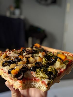 Vegan pizza at Toscanaccio in Madrid