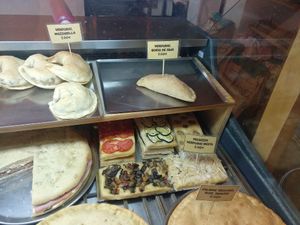 Vegan choices / Empanada at the top, focaccias below at Toscanaccio in Madrid