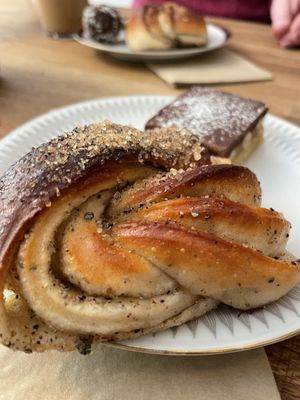 Kardemummabulle & snickerskaka  at Flax in Malmo