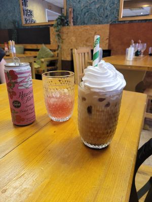 Raspberry Lemonade and Iced Latte at The Eating Gorilla in Penrhyndeudraeth