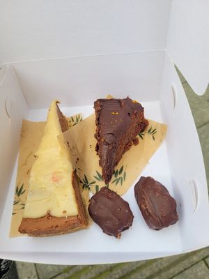 Homemade Dirty Cow Cheezecake, Homemade Chocolate Orange Sponge and Homemade Chocolate and Peanutbutter Covered Dates at The Eating Gorilla in Penrhyndeudraeth