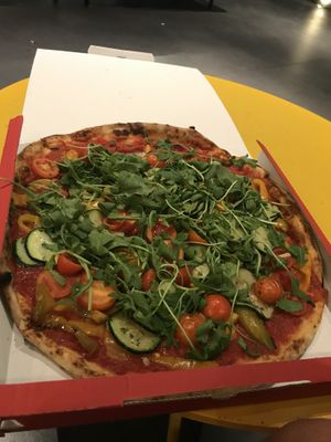 Haben nach Pizza ohne Käse gefragt und noch extra Gemüse hinzugefügt und es war einfach suuuper lecker. Beste Pizza überhaupt!!  at Da Michele in Venice