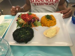 Burger pomme de terre - épinard, avec purée de carottes et salade ... délicieux  at Rosa in Ancona