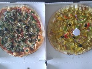 Provencale on the left and curry on the right side at Pizza Panorama in Castanet-tolosan