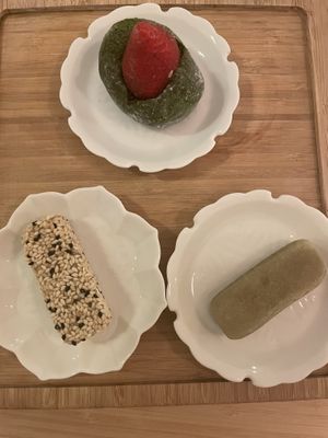 Matcha mochi and sesame mochi  at Hug The Tea in The Hague