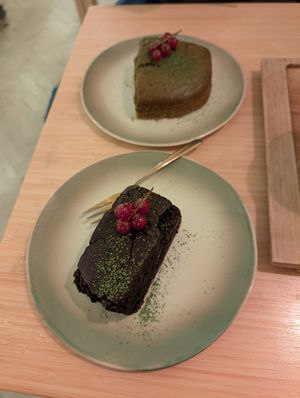 Sponge cake + brownie at Hug The Tea in The Hague