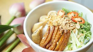 Fresh rice noodle with fried spring roll at Sen Vegan House in Ho Chi Minh City