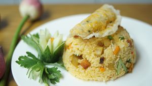 Fried rice with fried half moon-shaped tofu in rice paper at Sen Vegan House in Ho Chi Minh City