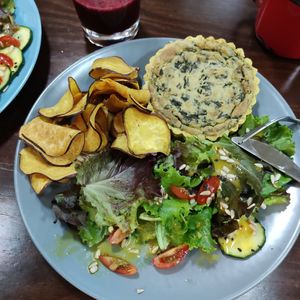 Quiche de espinafre com Chips de batata doce at Soul - Alimentação Saudável e do Bem in Braga