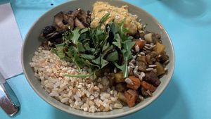 Reisbowl mit Pilzen und Gemüse  at Soul - Alimentação Saudável e do Bem in Braga