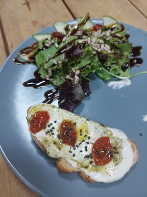 Tosta de quejo vegan com pesto e tomate confito at Soul - Alimentação Saudável e do Bem in Braga