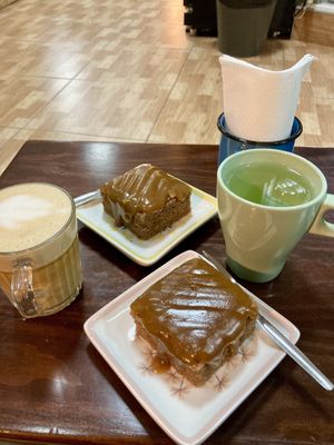 Bolo de banana com caramelo salgado e chá de limão  at Soul - Alimentação Saudável e do Bem in Braga