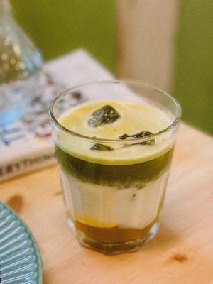 Iced Matcha Latte com xarope de fruta artesanal / Iced Matcha Latte with homemade fruit syrup at Soul - Alimentação Saudável e do Bem in Braga