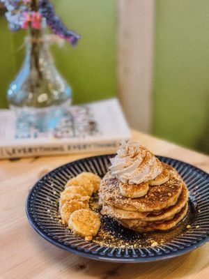 Panqueca com banana, geleia de tâmaras, avelãs, chantilly vegan e canela at Soul - Alimentação Saudável e do Bem in Braga