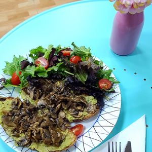 Toast with avocado cream, mushrooms, vegan cheese, maple syrup, mix leaves and tomate at Soul - Alimentação Saudável e do Bem in Braga