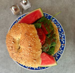 Bagel mit Guacamole, Babyspinat und Erdnuss-Dressing mit Melone at 3ème Vague in Mimizan