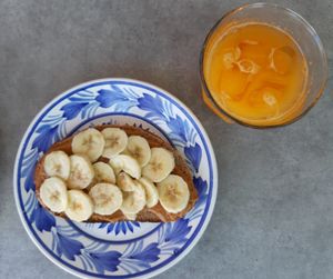 Kiddy-Toast: Nuss-Schokocreme mit Banane, dazu frisch gepresster Orangensaft at 3ème Vague in Mimizan
