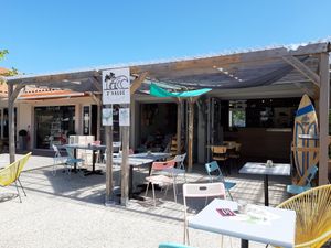 Blick ins Restaurant & Außenbereich at 3ème Vague in Mimizan