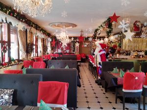 Interior (around christmas) at Tamarind Hill in Zurich