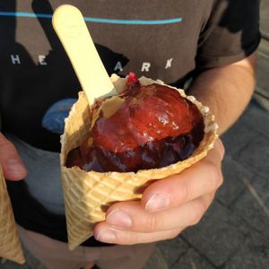 Banana and cherry ice cream with chocolate sauce at Oecher Eis-Treff in Aachen