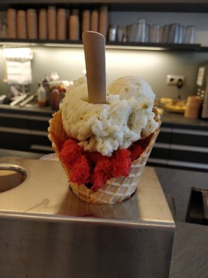Gooseberry and strawberry ice cream at Oecher Eis-Treff in Aachen