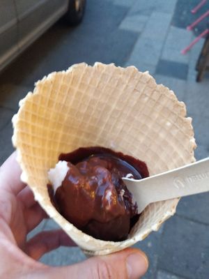 Coconut ice cream with chocolate sauce at Oecher Eis-Treff in Aachen