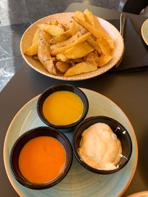 patatas 3 salsas (vegetariano me parece: mostaza-miel, habaneros y ali-oli de lima)  at Meraki in Oviedo