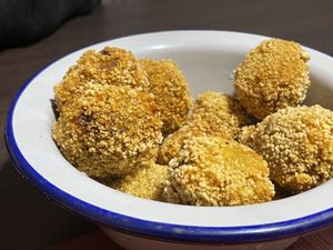 La racion de croquetas es bastante grande…  at Meraki in Oviedo