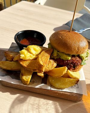 Vegan burger with guacamole (asked to omit cheese), wedges and ketchup at Meraki in Oviedo