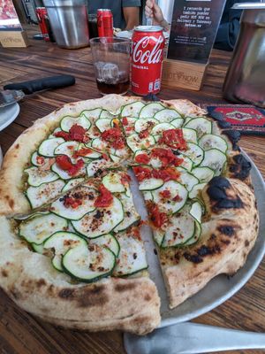 Vegan pizza at Hot Now in Madrid