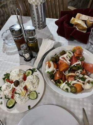 Enslada de tomate y tzatziki at Antigoni in Berat