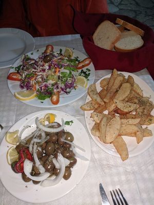 Salad, olives, patate at Antigoni in Berat