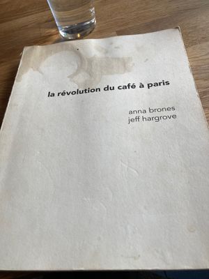 Super interesting book (also available in English) that you can read there, about specialty coffee in Paris at Fringe in Paris