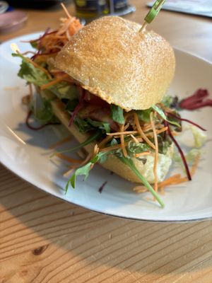 Zelfde als de salade maar dan op een lekker broodje.  at The Coffee Cat in Almere