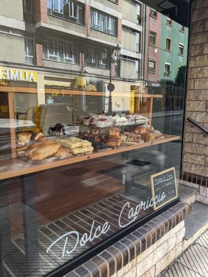 outside at Dolce Capriccio Pasticceria in Oviedo