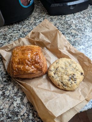 Napolitana y cookie de nutella at Dolce Capriccio Pasticceria in Oviedo
