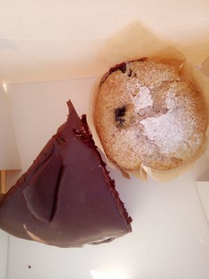 Muffin de limón y arándanos (nada dulce, muy rico) y tarta de chocolate (nada empalagosa). Riquísimo! at Dolce Capriccio Pasticceria in Oviedo
