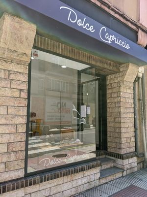 view from the street at Dolce Capriccio Pasticceria in Oviedo