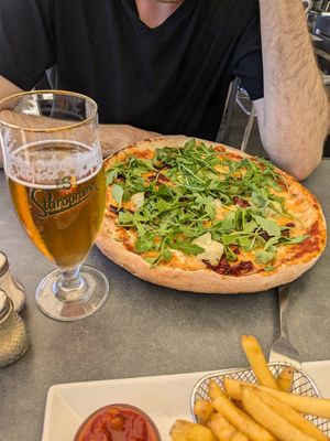 Vegan pizza - sun-dried tomatoes, artichoke and rocket at Pappa Blå in Borgholm