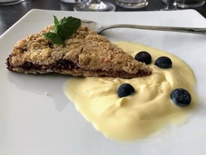 Raspberry crumb pie with vanilla sauce at Pappa Blå in Borgholm