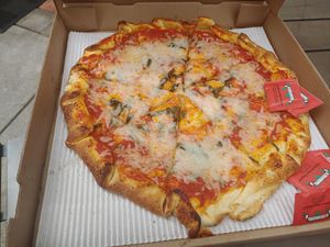 Vegan cheese pizza with basil at 816 Pint & Slice in Fort Wayne