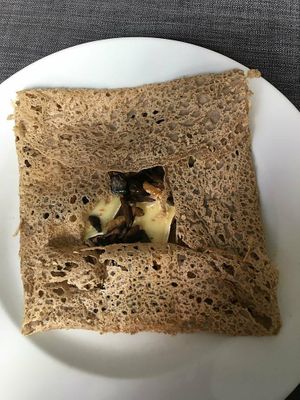 Crepe con queso brie, nueces, miel y champiñones at Ignasi in La Seu Durgell