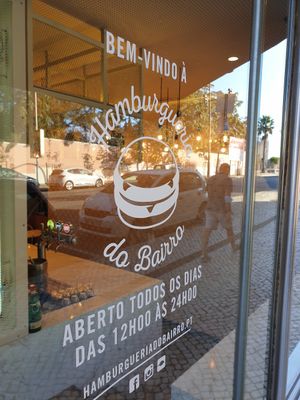Store front at Hamburgueria do Bairro - Ramalho Ortigão in Lisbon