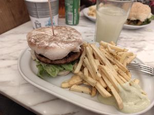 Tempeh burger at Hamburgueria do Bairro - Ramalho Ortigão in Lisbon