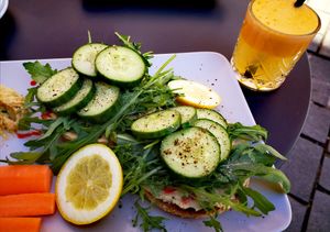 Bagel mit Humus und Rucola at Saftladen Landshut in Landshut