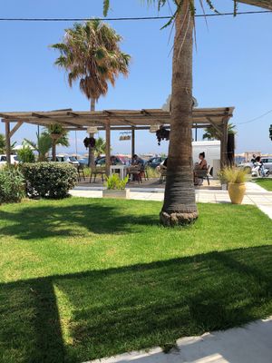 Sitzplätze vor der Bar at Alibaba in Kos