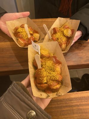 the one in the middle is vegan the others with meat. #Veganuary at Curry 61 in Berlin