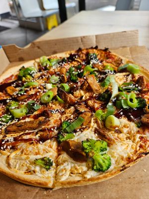 'Vegayaki' with vegan chicken, broccoli, spring onions, sesame seeds, teriyaki sauce (25cm classic, 9.99€) at Domino's Pizza in Dusseldorf