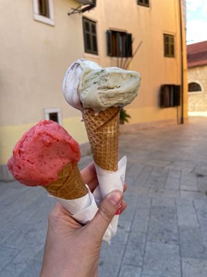 Vegan strawberry on the left and Royal Pistacchio with Kinder Pinguino on the Right. Yummy  at Gelateria Leone in Fazana